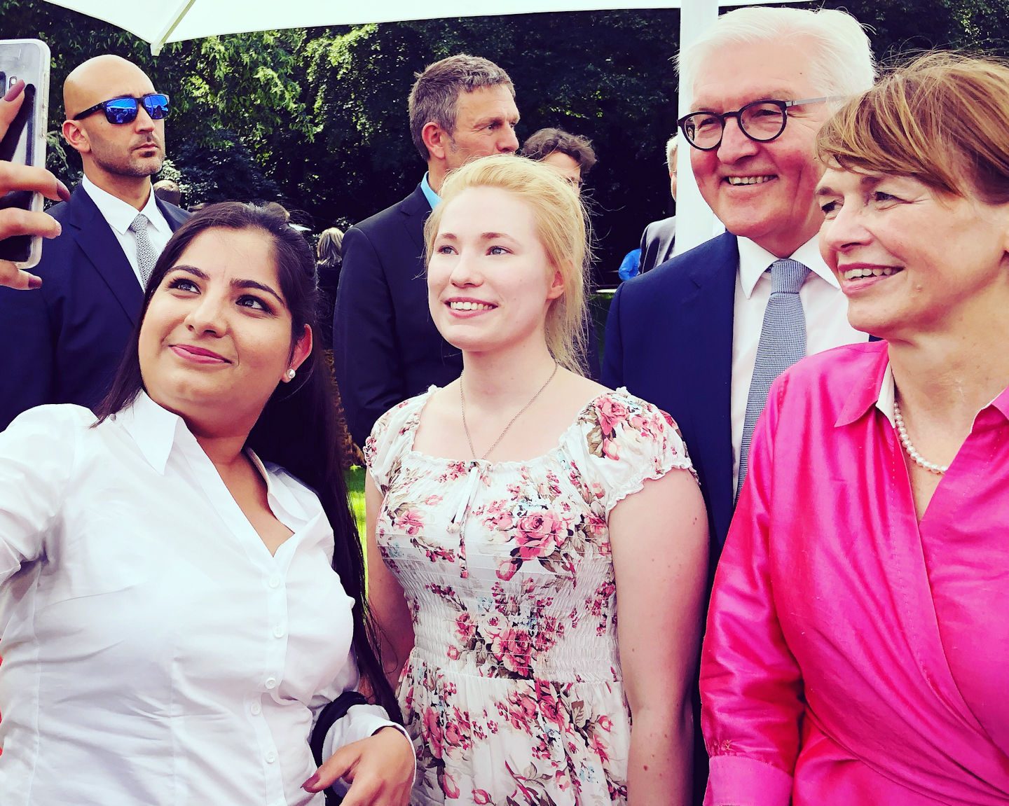 Zwei Hamburger Auszubildende mit Bundespräsident Frank-Walter Steinmeier und Elke Büdenbender in Schloss Bellevue.