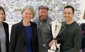 Stellvertretende Schulleiterin der BS 18 Anne Rauh-Wesseloh, Schulleiterin Wiebke Schuleit, Benedikt Fuss, Stefan Lütgert und Dr. Sandra Garbade mit dem Siegerpokal an der BS18.