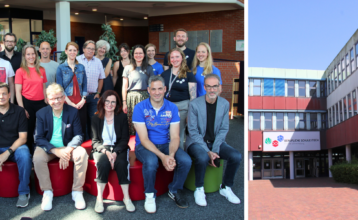 Zu sehen sind zwei Bilder. Links ein Gruppenfoto mit 20 Personen. Zum Großteil sind es männliche und weibliche Lehrkräfte der BS14, teilweise in T-Shirts mit Schullogo. Außerdem sind Mitglieder der Jury des deutschen Schulpreises zu sehen. Mittig sitzt Schulleiterin Monika Stausberg.