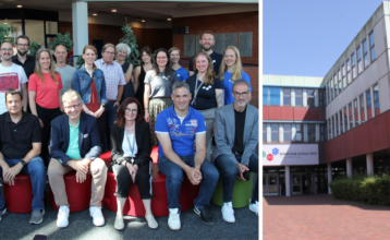 Zu sehen sind zwei Bilder. Links ein Gruppenfoto mit 20 Personen. Zum Großteil sind es männliche und weibliche Lehrkräfte der BS14, teilweise in T-Shirts mit Schullogo. Außerdem sind Mitglieder der Jury des deutschen Schulpreises zu sehen. Mittig sitzt Schulleiterin Monika Stausberg.