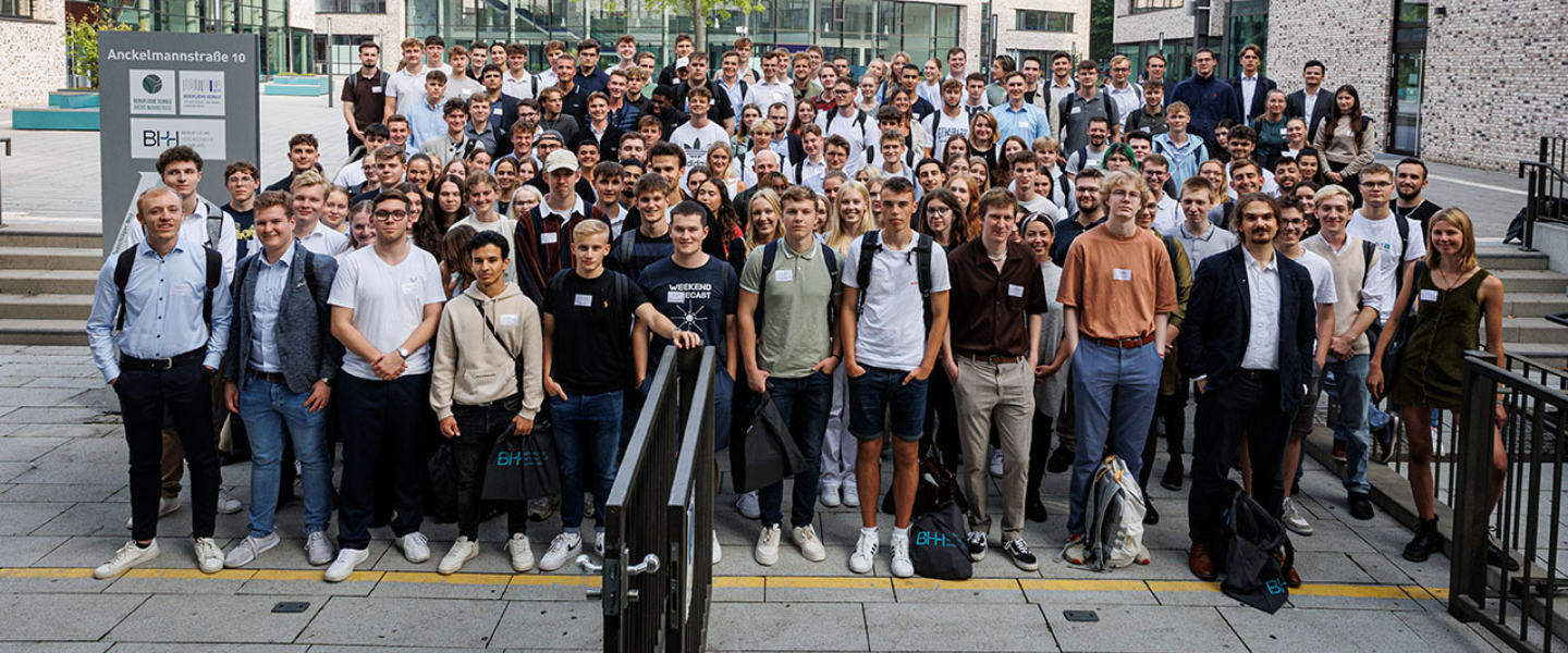 Das Bild zeigt eine Gruppe von etwa 100 jungen Studierenden auf dem Campus der BHH.