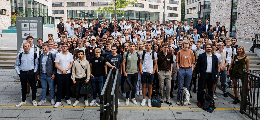 Das Bild zeigt eine Gruppe von etwa 100 jungen Studierenden auf dem Campus der BHH.