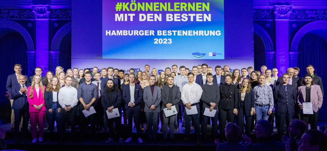 Präses der Hamburger Handelskammer Norbert Aust und Schulsenator Ties Rabe mit den besten Azubis des Jahres 2023.