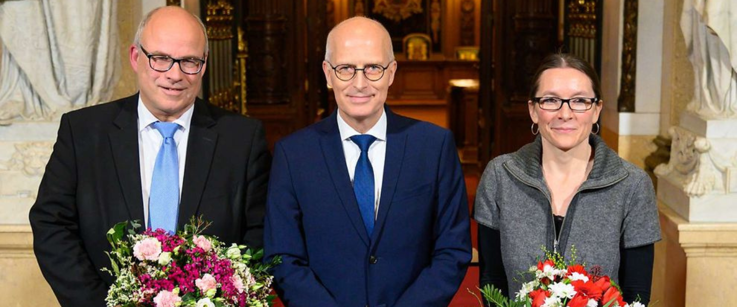 Schulsenator Ties Rabe, Bürgermeister Peter Tschentscher und angehende Schulsenatorin Ksenija Bekeres vor dem Eingang zum Senatsgehege.