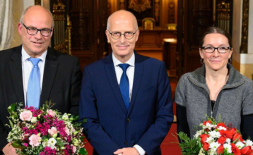 Schulsenator Ties Rabe, Bürgermeister Peter Tschentscher und angehende Schulsenatorin Ksenija Bekeres vor dem Eingang zum Senatsgehege.