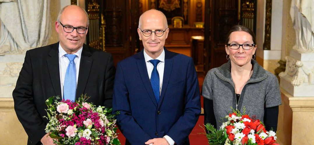 Schulsenator Ties Rabe, Bürgermeister Peter Tschentscher und angehende Schulsenatorin Ksenija Bekeres vor dem Eingang zum Senatsgehege.