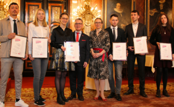 Drei junge Männer und drei junge Frauen stehen mit Urkunden in der Hand in einer Reihe. In Ihrer Mitte stehen der Präsident der Handwerkskammer, Hjalmar Stemmann und die Senatorin für Schule und Berufsbildung Ksenija Bekeris. Der Hintergrund ist der prunkvolle Bürgermeistersaal im Hamburger Rathaus.